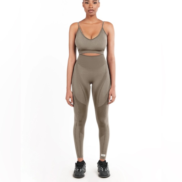 LIKE NEW The Giving Movement SET TONAL LONG-SLEEVE CROPTOP & LEGGINGS MUSHROOM - Picture 7 of 9